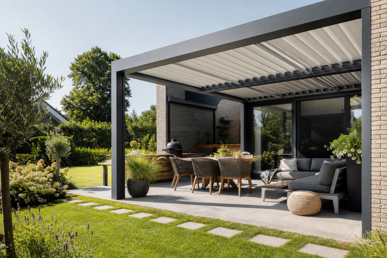 Redactioneel beeld bij Haal meer uit je tuin met een veelzijdige terrasoverkapping
